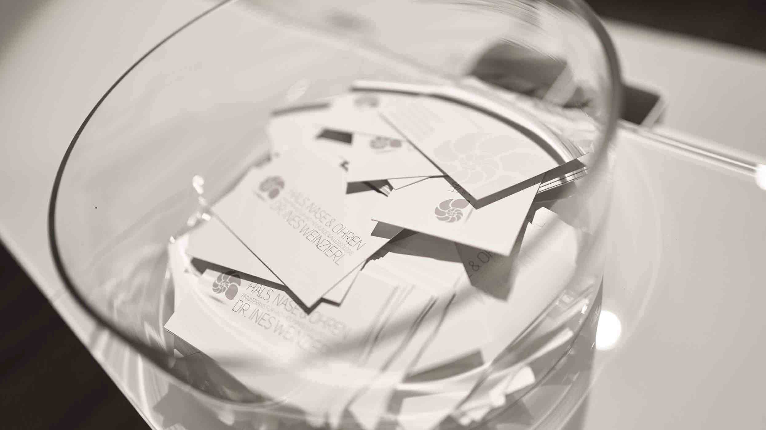 Wir freuen uns über Ihre Empfehlung - Abbildung von Visitenkarten