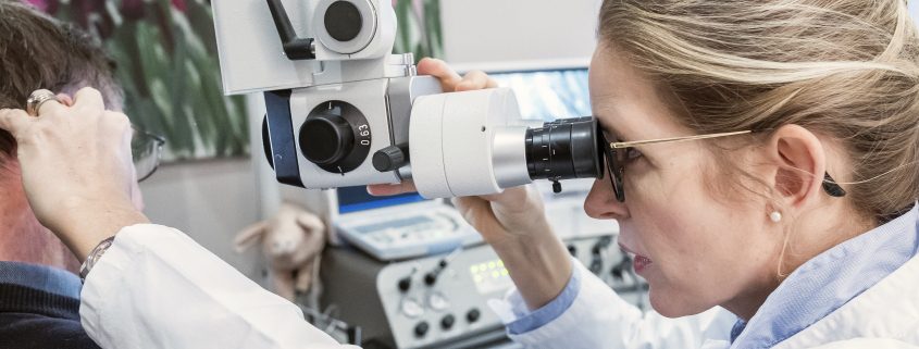 Durchführung der Ohrmikroskopie bei Tinnitus durch die HNO-Ärztin